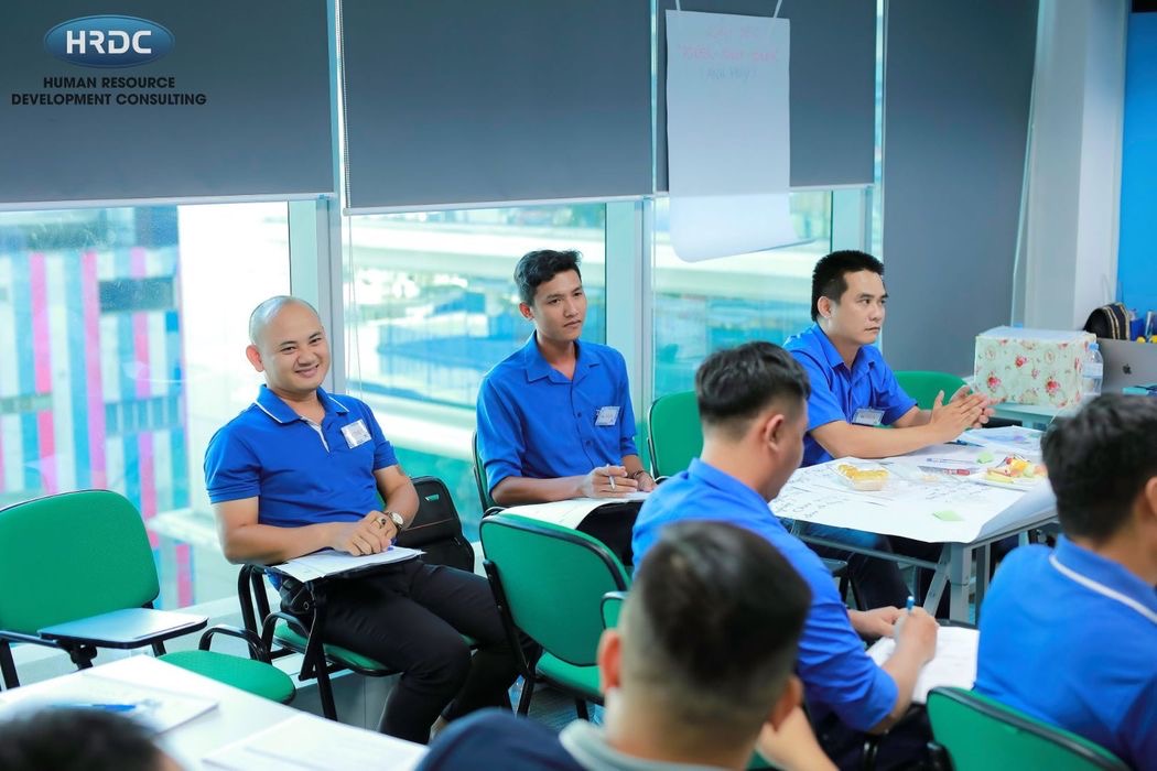 Lớp học tập trung lắng nghe chia sẻ