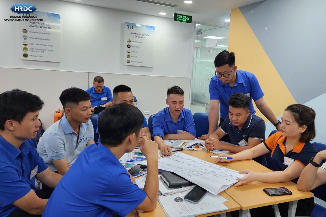 Học viên làm việc nhóm trên giấy khổ lớn
