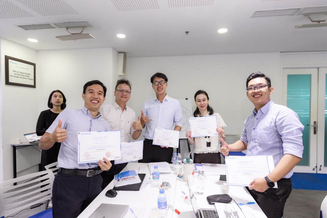 Học viên nhận chứng nhận hoàn thành