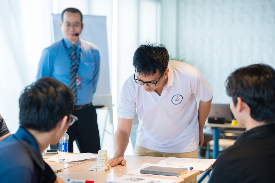 Giảng viên hướng dẫn nhóm học viên