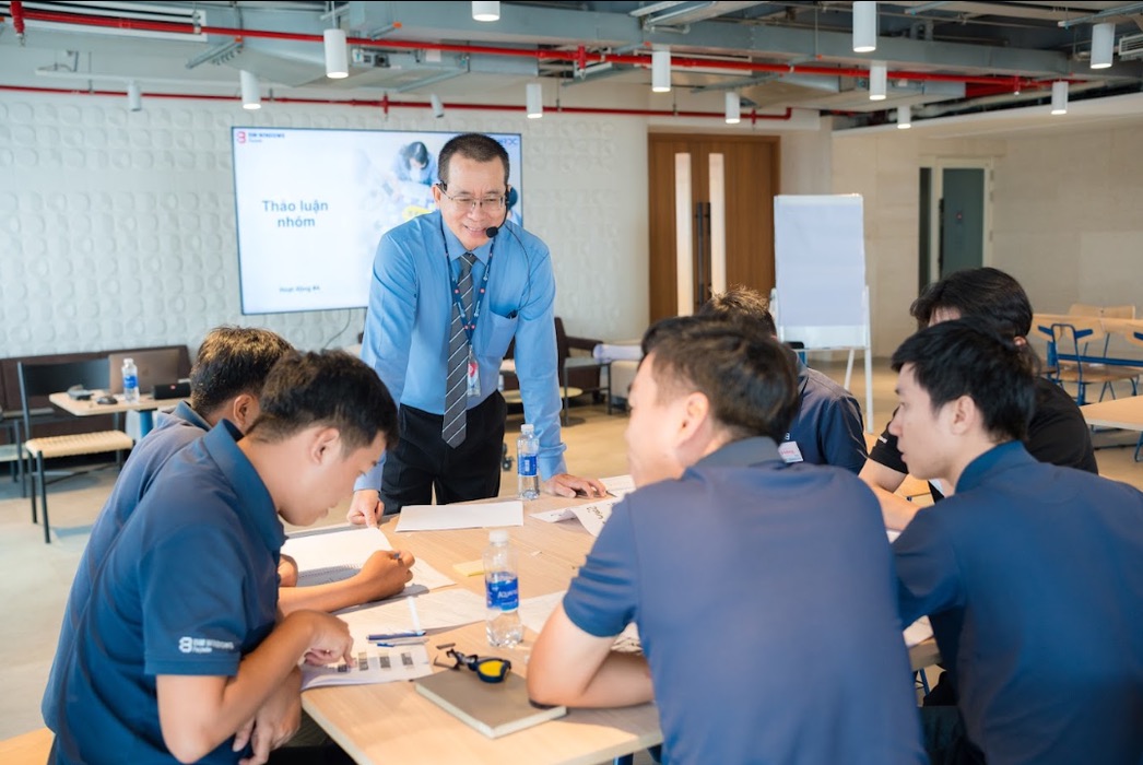 Chuyên gia góp ý trực tiếp cho nhóm