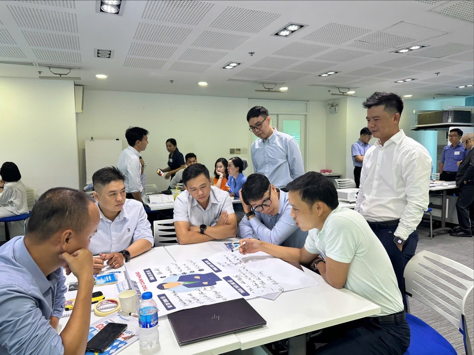 Nhóm học viên làm bài tập tình huống