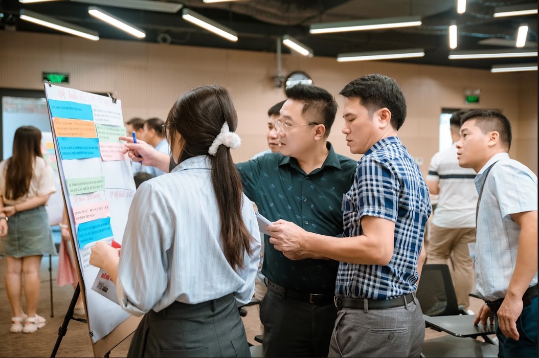 Học viên trao đổi trên flipchart