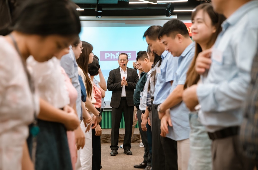 Chuyên gia giao lưu cùng học viên