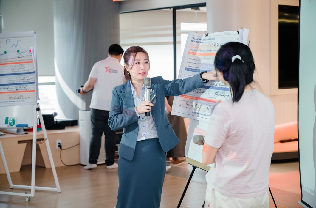 Chuyên gia hướng dẫn học viên trình bày