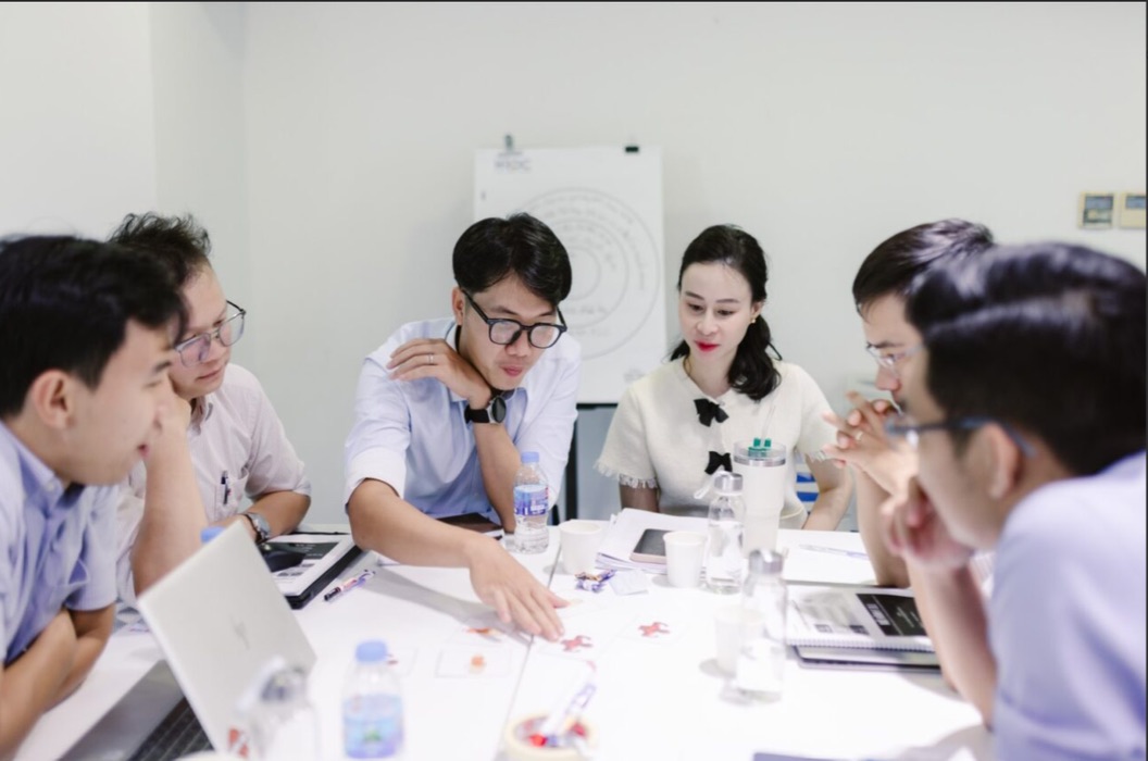 Học viên thảo luận nhóm trong lớp đào tạo HRDC